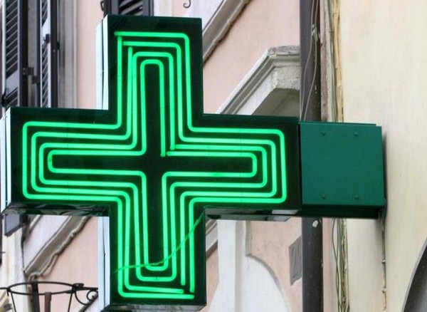 Rapina farmacia Foligno: bandito armato fugge con 700€