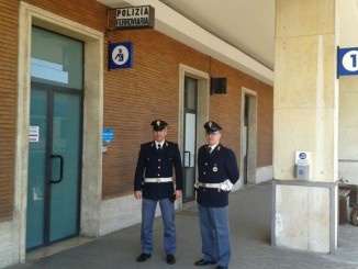 Stazione di Foligno, Minaccia un viaggiatore in attesa del treno