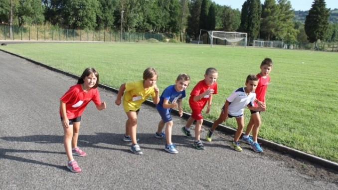 Grande prestazione dei fratelli Trabalza dell’Arcs Strozzacapponi di Perugia alla seconda edizione della “Baby Running”, disputata domenica pomeriggio presso gli impianti sportivi di Bevagna. Daniele si è imposto nella categoria esordienti A maschile, Maria Giulia nella B femminile.