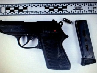 Minaccia giovane coppia con pistola, denunciato russo