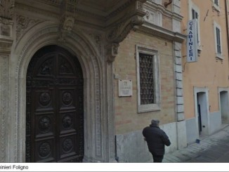 Donna ruba bigiotteria in un negozio a Foligno, denunciata
