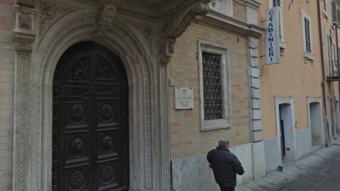 Donna ruba bigiotteria in un negozio a Foligno, denunciata