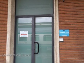 Strappa telefono dalle mani di una ragazza: denunciato, ma...