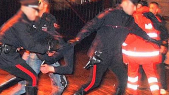 Ubriaco infastidisce i clienti di un bar e aggredisce i Carabinieri