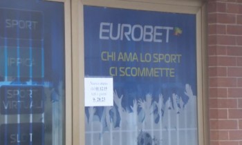 Rapina alla sala scommesse di Foligno, banditi fuggono via