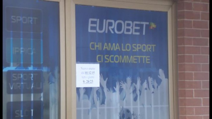 Rapina alla sala scommesse di Foligno, banditi fuggono via