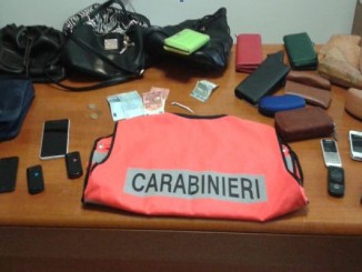 Arrestati marito e moglie avevano spaccato vetro auto e rubato borsa
