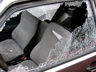Rubano all’interno delle auto durante partita calcio, magro bottino, ma...