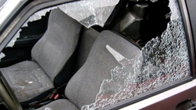 Rubano all’interno delle auto durante partita calcio, magro bottino, ma...