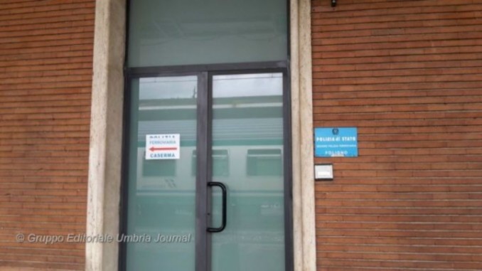 Strappa telefono dalle mani di una ragazza: denunciato, ma...