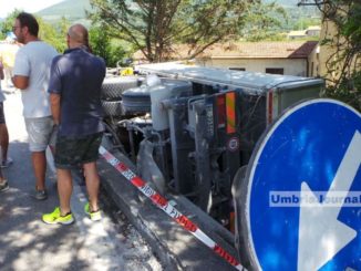 Incidente stradale vicino Foligno, camion si ribalta, ferito autista