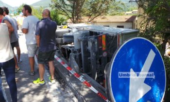 Incidente stradale vicino Foligno, camion si ribalta, ferito autista