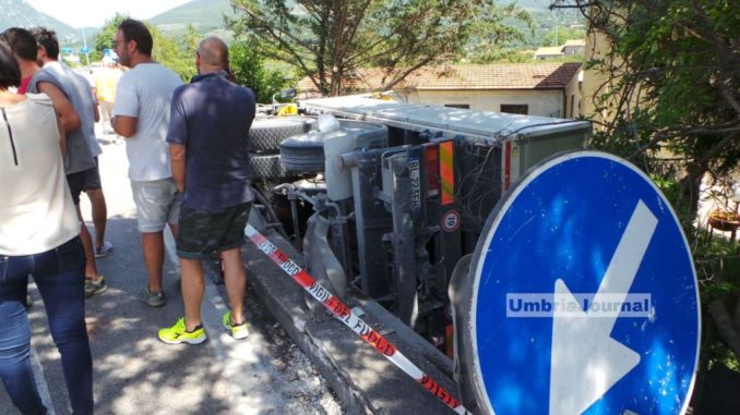 Incidente stradale vicino Foligno, camion si ribalta, ferito autista