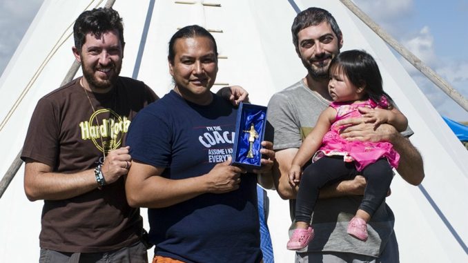 Quintana Foligno, Alessio Vissani regala statua Dio Marte al capo tribù dei Lakota Sioux
