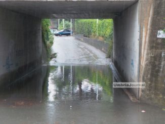 Maltempo Foligno, Carabiniere salva donna bloccata con l'auto in un tunnel