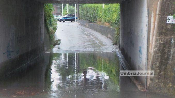 Maltempo Foligno, Carabiniere salva donna bloccata con l'auto in un tunnel