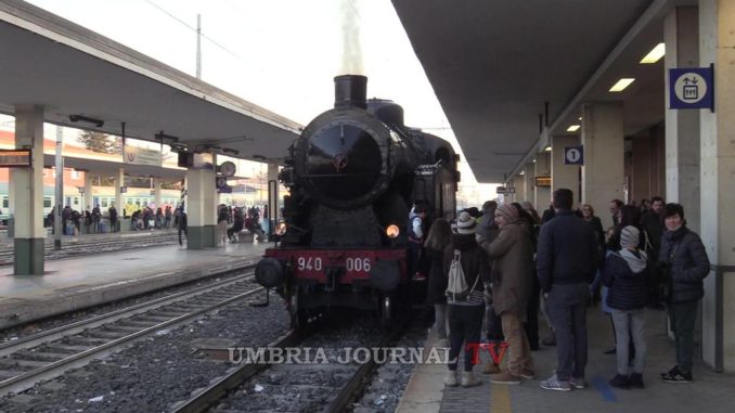 babbo-natale-stazione-foligno (12) Un viaggio d'amore da Bethlehem a Foligno per i bambini bisognosi