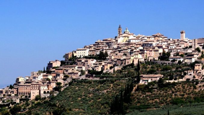 Nuove regole a Trevi su spazi aperti e accesso centro storico
