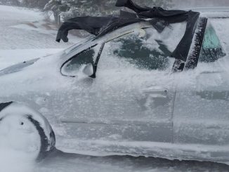 Neve Umbria, auto ghiacciata abbandonata in un incrocio vicino Colfiorito
