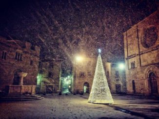 La magia della neve nella Piazza di Bevagna austera testimone della storia