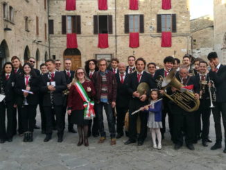 Processione Cristo Morto a Bevagna, paese attraversato dai tre crociferi
