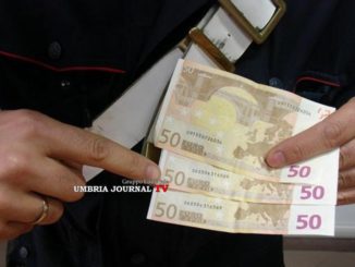Spendeva banconote false, arrestato folignate di 45 anni