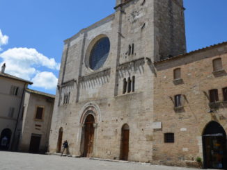 Ruba in chiesa a Bevagna durante la messa del Santo Patrono, arrestata