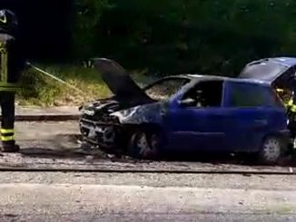 Auto in fiamme in via Santocchia a Foligno, intervento immediato dei vigili del fuoco