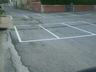 Trevi, parcheggi al centro della carreggiata in prossimità di un asilo