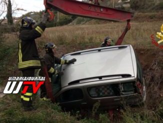 Donna scende con il cane e auto si sfrena e via nel fosso