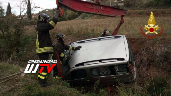 Donna scende con il cane e auto si sfrena e via nel fosso