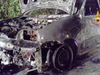 Incendio auto nella notte a Montefalco, completamente distrutta dalle fiamme