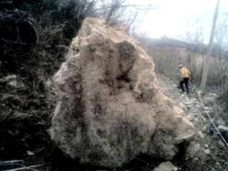 Valtopina, grosso masso minaccia abitazione, evacuata famiglia 