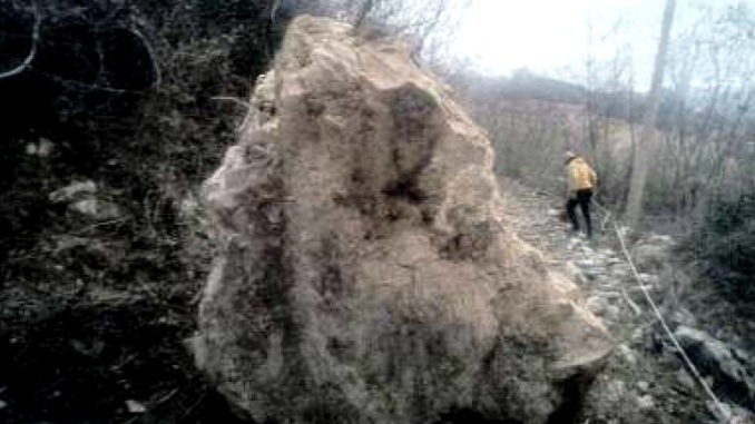 Valtopina, grosso masso minaccia abitazione, evacuata famiglia 