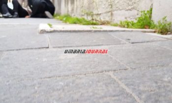 Il tombino traditore di Foligno colpisce ancora, frattura omero per signora romana