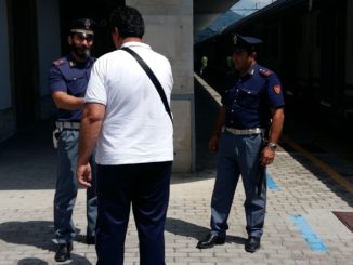 Viaggia senza biglietto e ruba telefono cellulare al capotreno