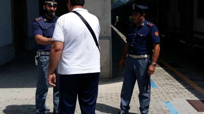 Viaggia senza biglietto e ruba telefono cellulare al capotreno