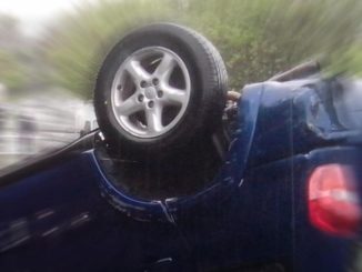 Auto si capovolge a Foligno, all'altezza della rotatoria di viale Arcamone