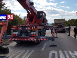 Autocarro ed escavatore si ribaltano su E45 strada bloccata