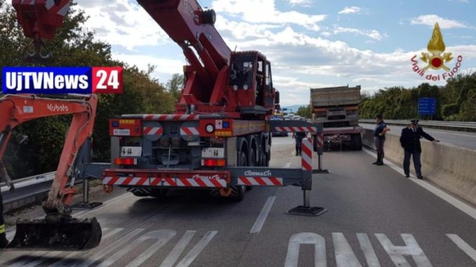 Autocarro ed escavatore si ribaltano su E45 strada bloccata