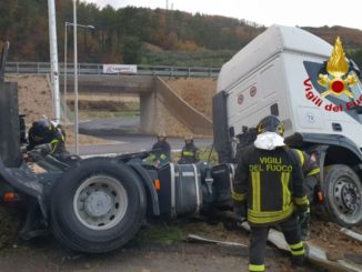 Autoarticolato fuori strada, incidente stradale lungo la Flaminia, nessun ferito