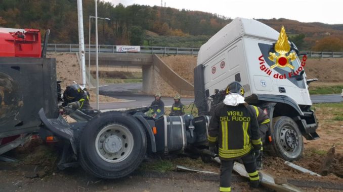 Autoarticolato fuori strada, incidente stradale lungo la Flaminia, nessun ferito