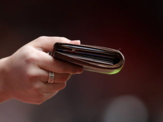 Bevagna, ritrova un borsello con 750 euro e lo consegna alla polizia locale