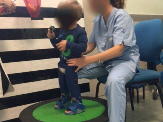 Il piccolo Alessio ha dei nuovi i tutori per le gambe, si torna in riabilitazione