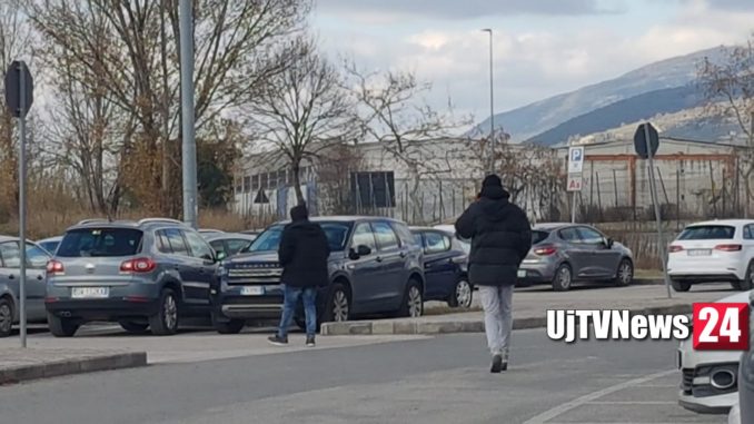 Parcheggiatori abusivi, alcuni molesti, campeggiano all'ospedale di Foligno
