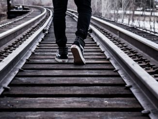 Cammina lungo i binari per arrivare prima a casa, si becca una multa