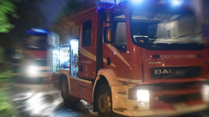 Incendio al campo rom di Sant'Eraclio, due roulotte in fiamme, tutti salvi
