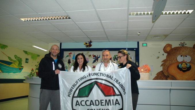 Guerrieri dal cuore d'oro lottatori MMA donano attrezzature per pediatria di Foligno