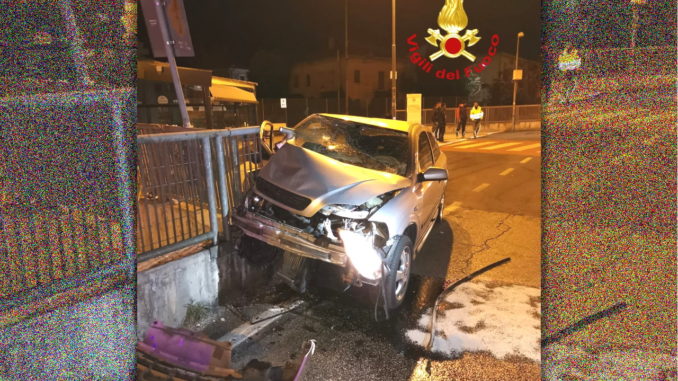 Incidente stradale nel cuore della notte a Foligno illeso conducente