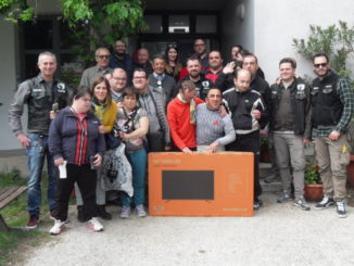 Ciurma Biker Group Foligno dona smart tv al C.S.R. La Serra di Borroni